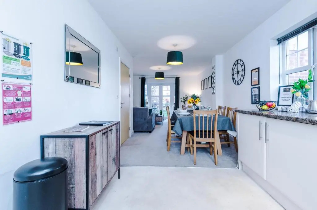 Modern 4-Bed Townhouse in Crewe by 53 Degrees Property, Ideal for Contractors & Business, FREE Parking - Sleeps 8