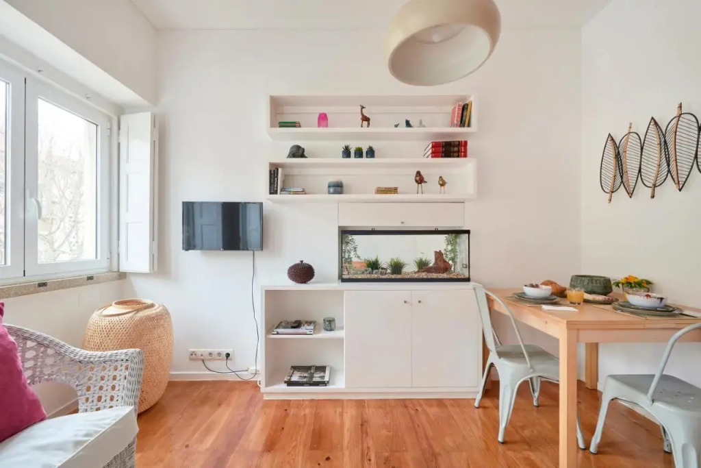 Sunny Renovated Apt With AC, By TimeCooler