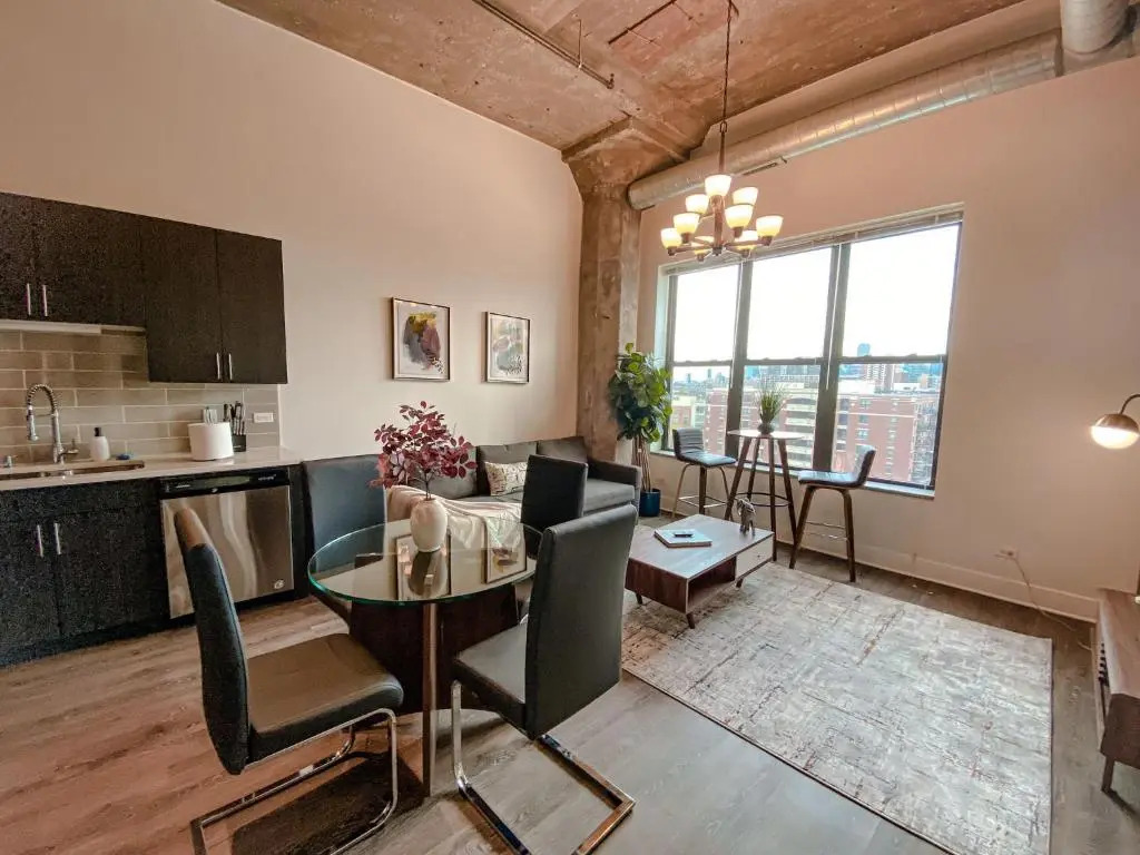 McCormick Place modern loft with an amazing city skyline view and optional parking for 6 guests