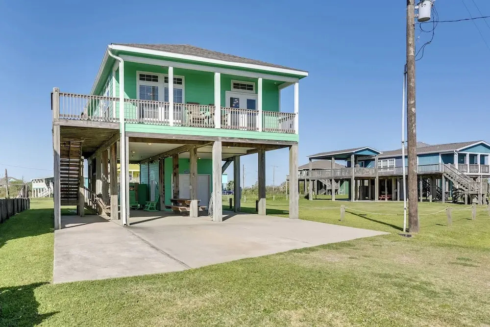 Walk to Shore! Coastal Family Gem in Crystal Beach