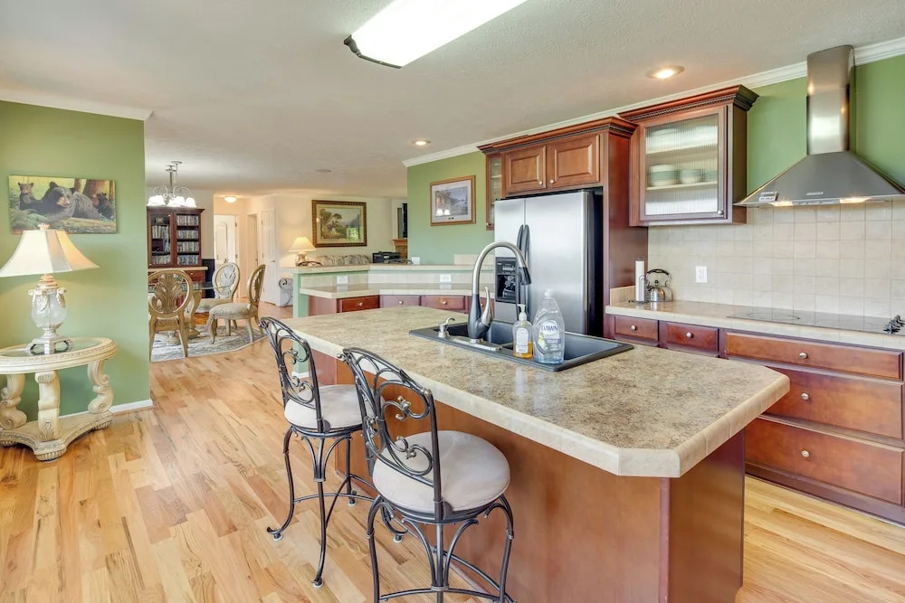 Hendersonville Retreat w/ Mtn Views & Deck!