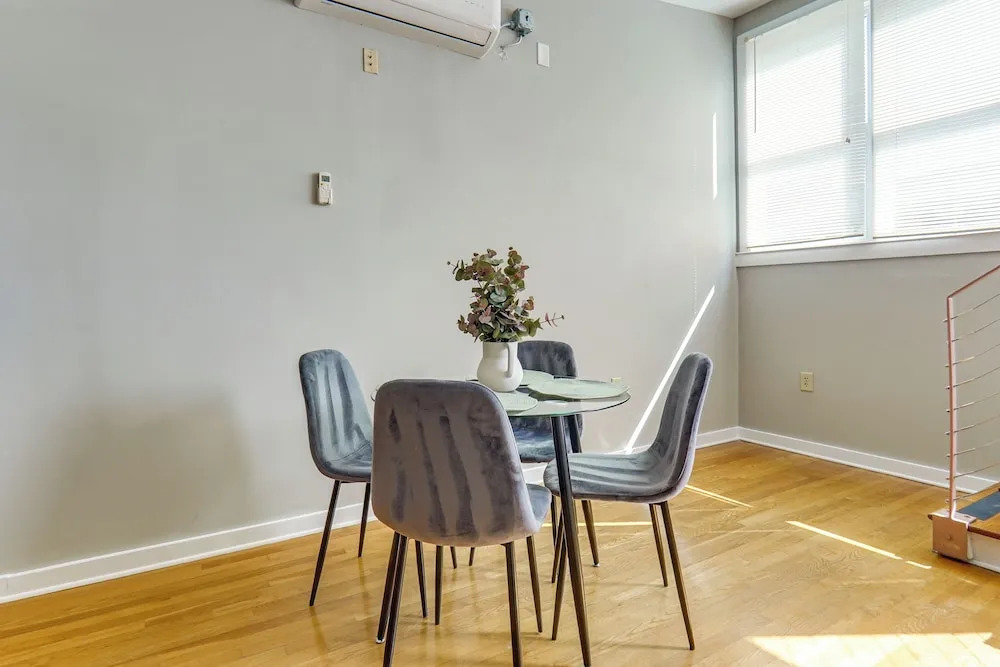 Stylish Downtown Loft: Rooftop Patio + 2 King Beds