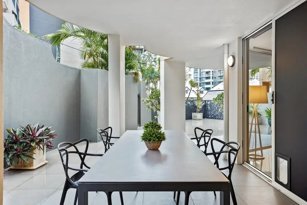 Comfy 2-bed With Pool and Secure Parking