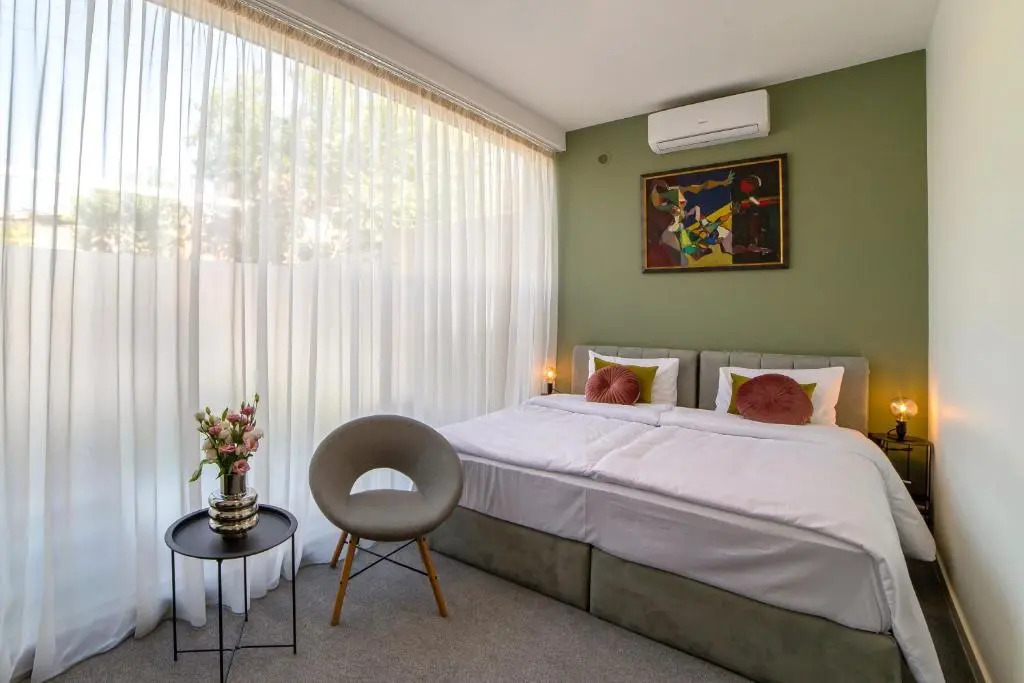 Aurora Hotel & Hostel