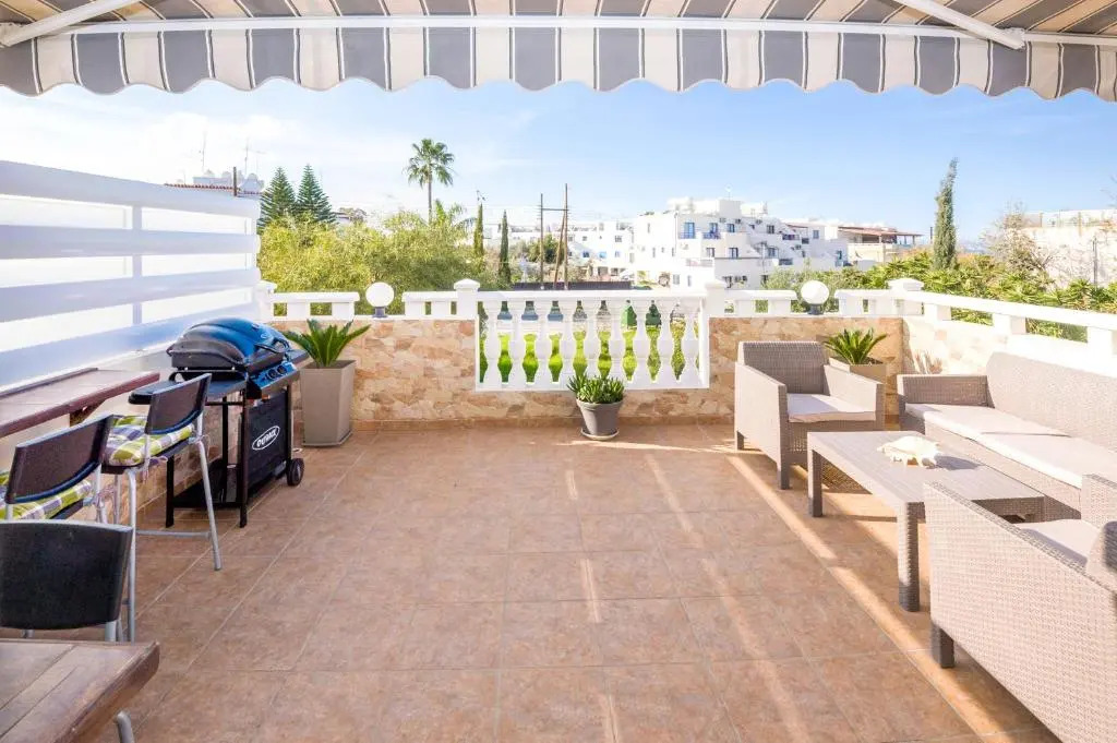 SOFIA APARTMENT 700m away from the beach
