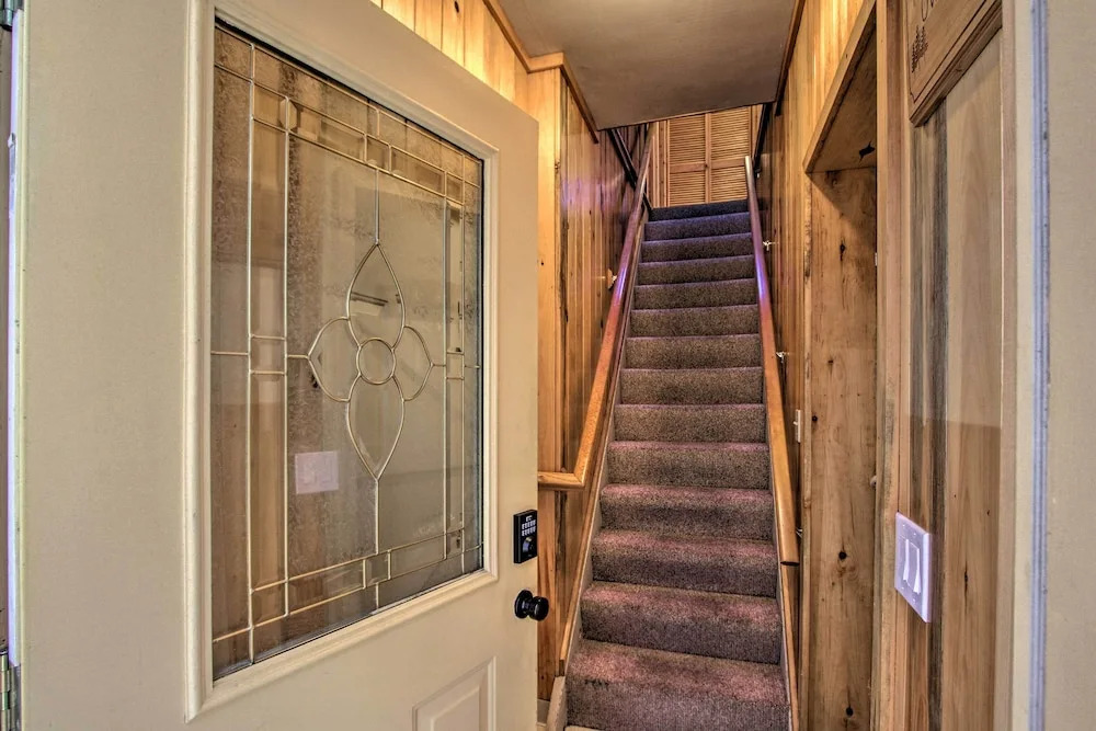 Owls Nest Studio w/ Hot Tub: Hike Nearby!
