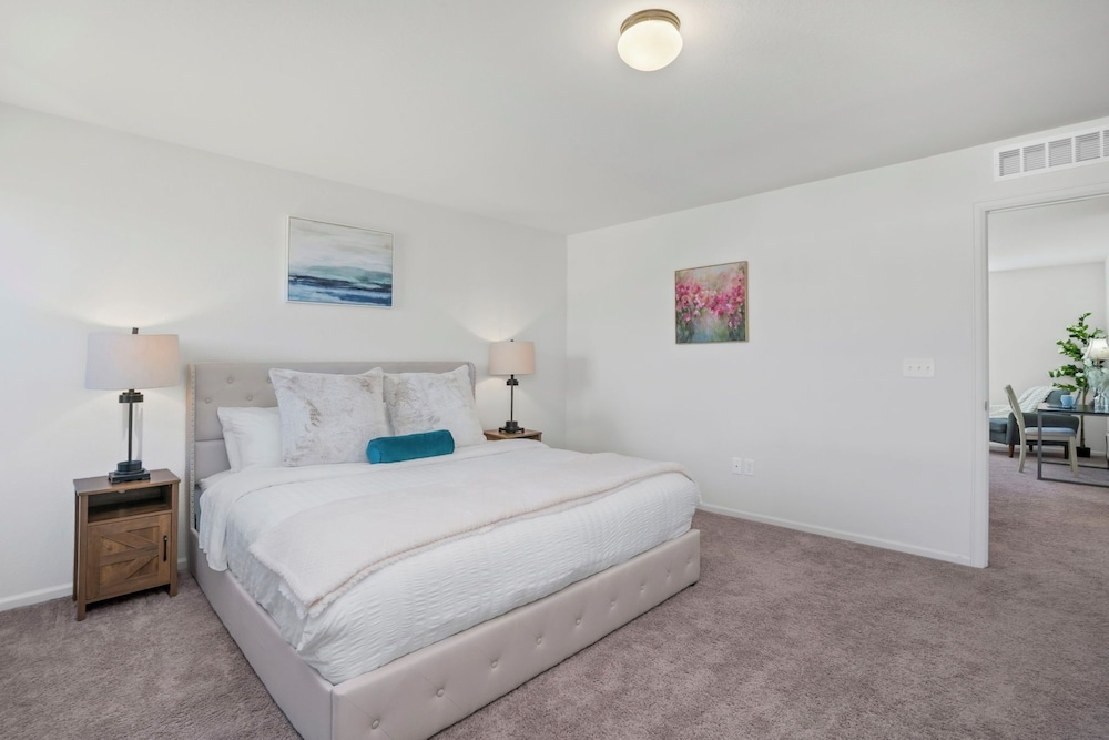 Pelican Landing Modern 3BD in Lakes at Centerra