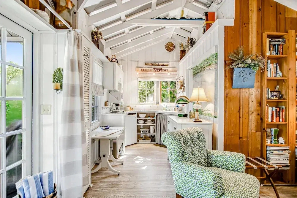 Charming Getaway w/ a Kitchenette & Free Wifi - Walk to the Beach