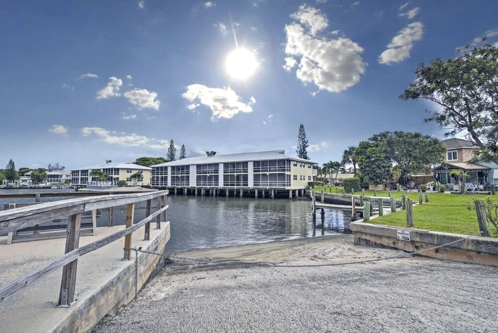 Boat Lovers Paradise: Walk to Private Beach!