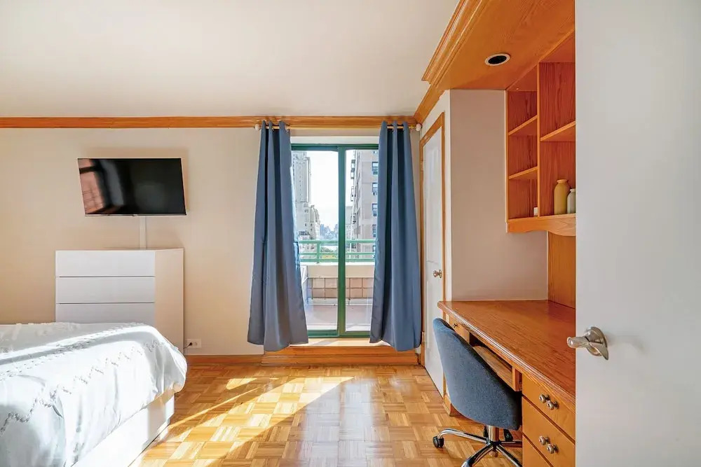 Contemporary 2 Bed 2 Bath Apt Bright and Sunny