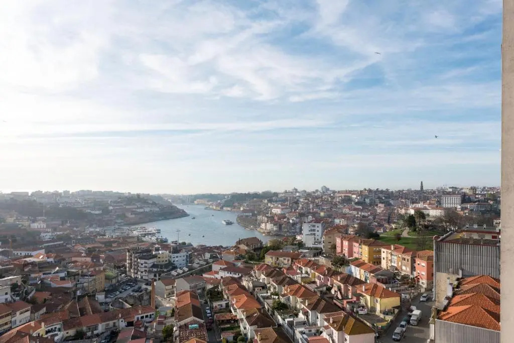 LovelyStay - 1BR Flat with Stunning Views over Porto