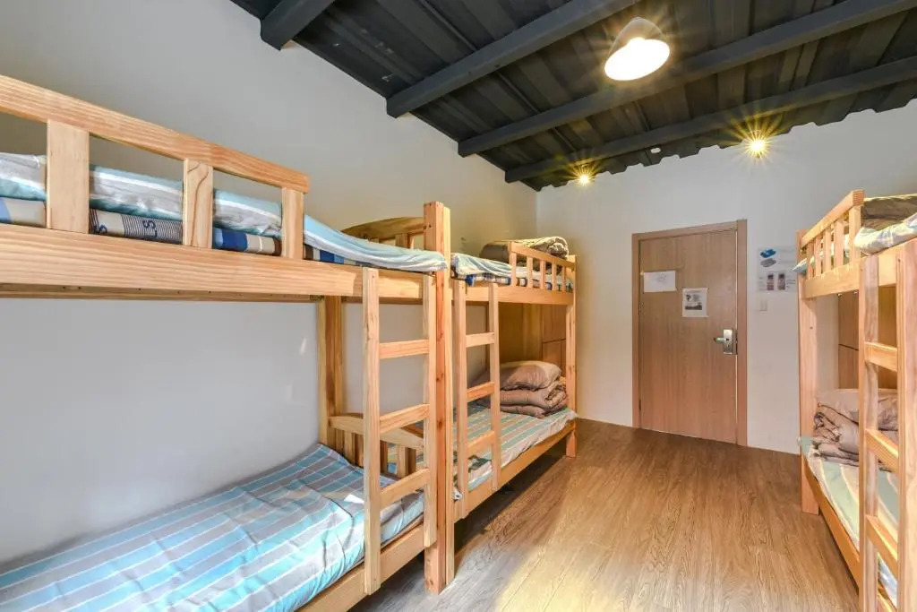 Hidden Garden Youth Hostel -Oriental Pearl &Lujiazui -Garden Social Area -Bar -Café -Free Laundry Luggage Storage -24H Front Desk -English Service