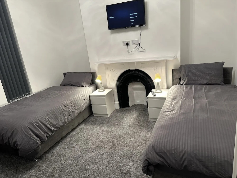 5-bed Apartment in Altrincham Near Airport