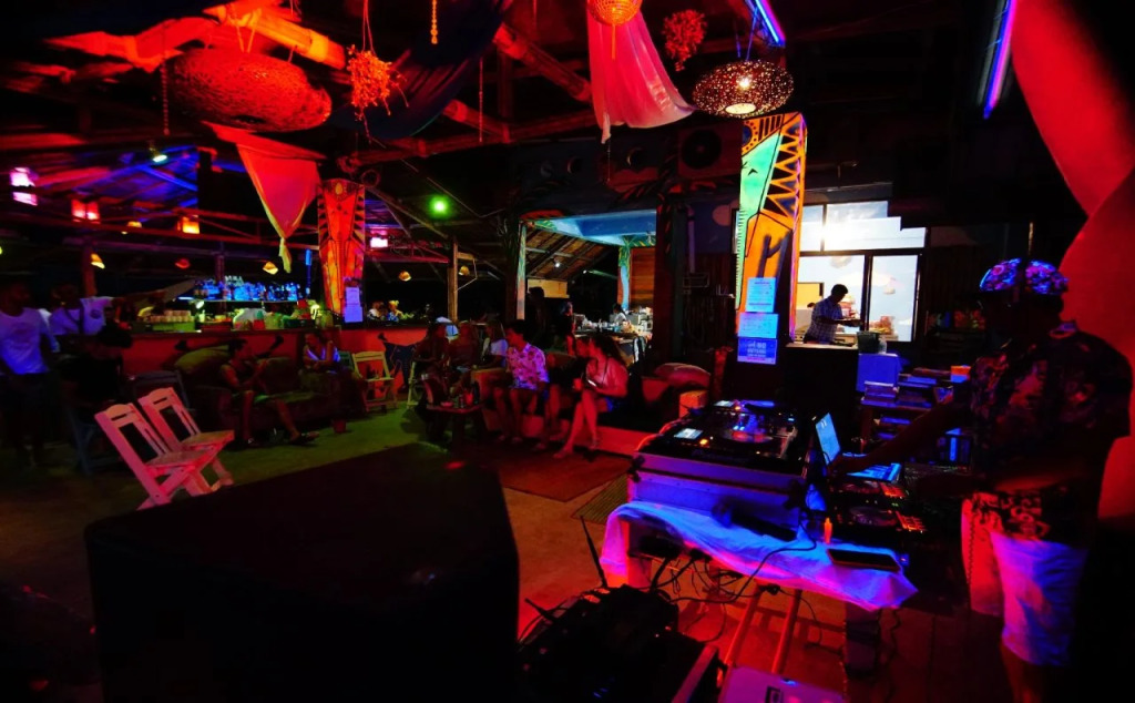 Dancing Elephant Beach Club - Hostel