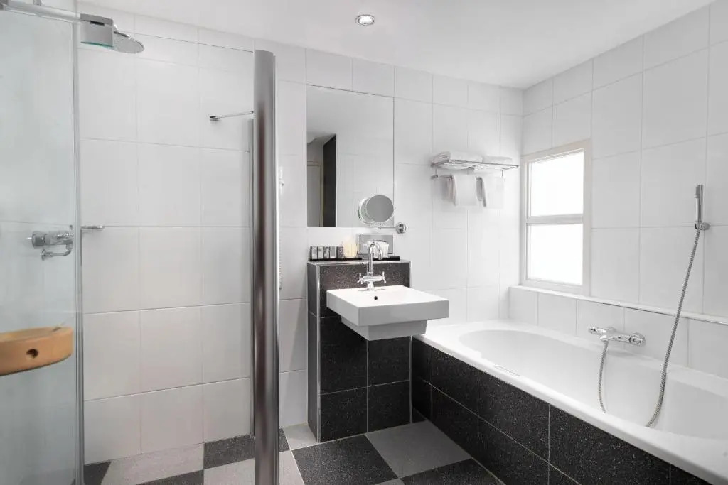 Отель DoubleTree by Hilton Rotterdam Centre