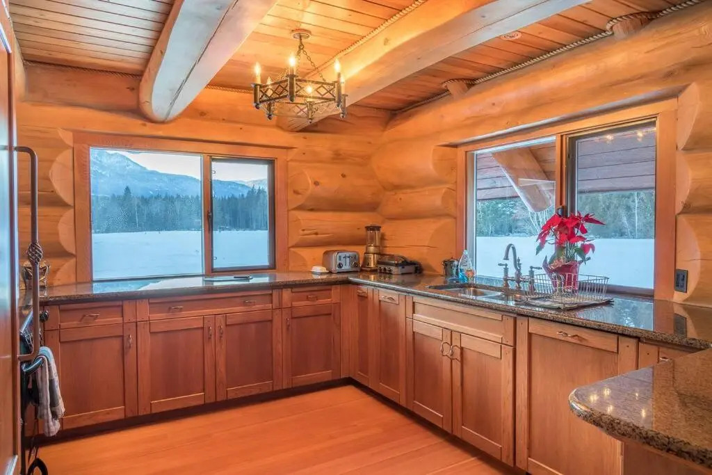 Revelstoke House Luxury Log House at Base of Resort