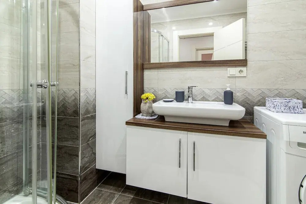Vibrant and Central Flat with Balcony in Maltepe