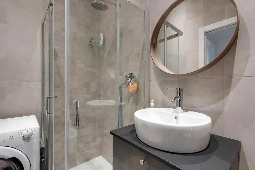 Easylife - L abbraccio dell affascinante P Romana