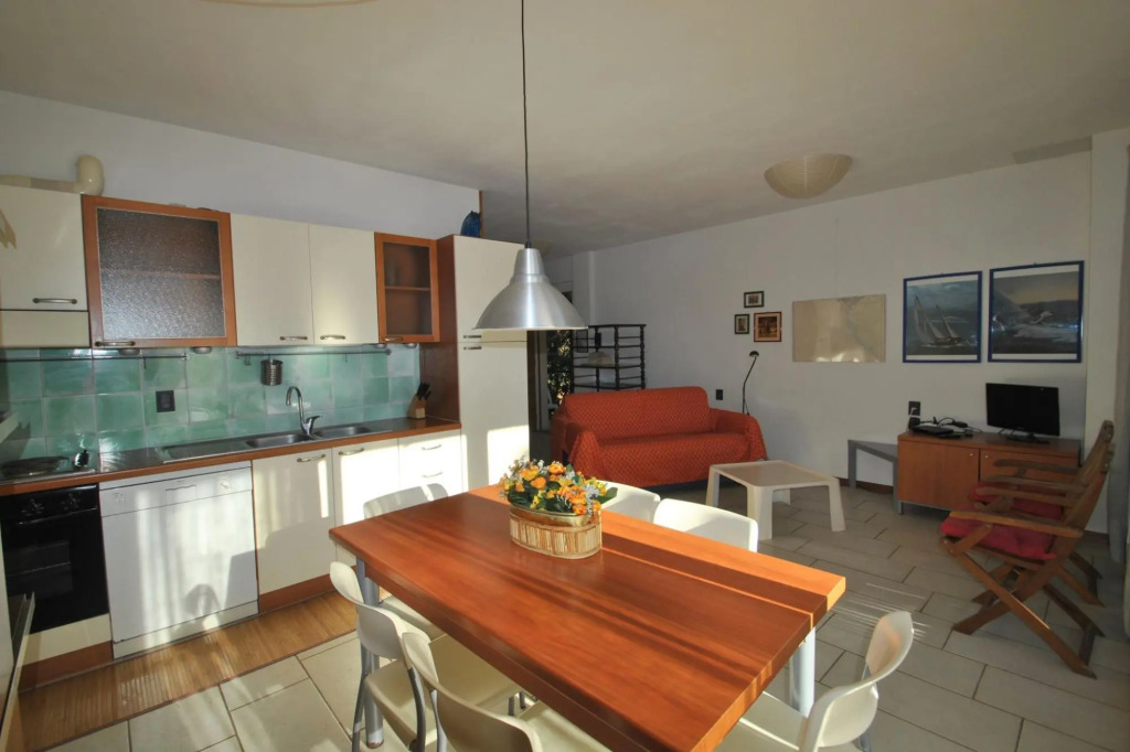 In vacation residence , 40 mt from the sea, apartment for 4-6 people, on the first floor with terrac-Villa Marina - INT. 5 trilo Libeccio