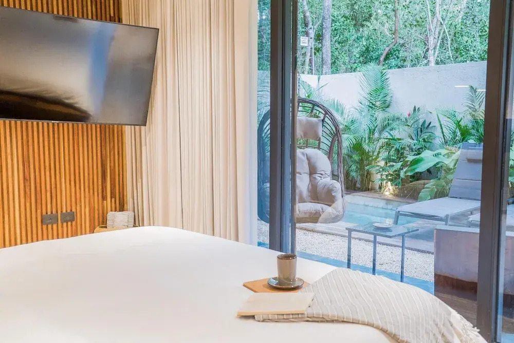 Nice Avant-garde Studio Charming Private Terrace Mini-plunge Pool and Great Amenities