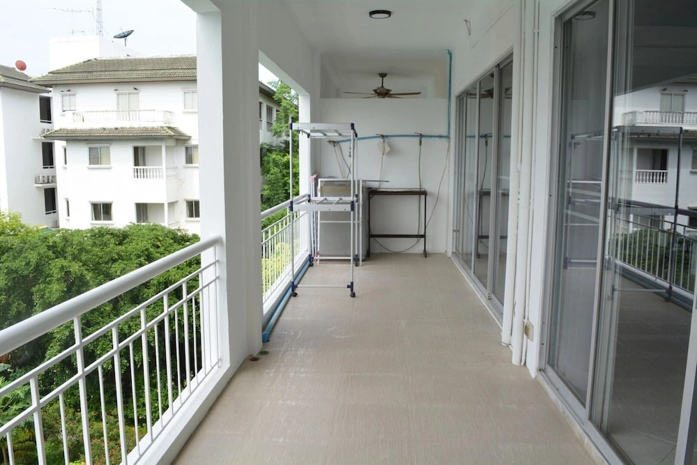 Modern Pool-view 1-bedroom Condo With Large Balcony - Baan Suan Jomtien