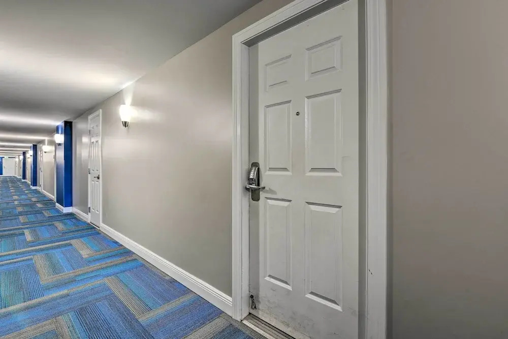Modern Resort Condo With Balcony - Walk to Beach!