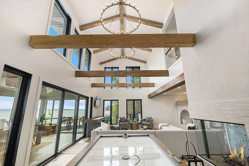 Waterfront Retreat on West Bay w Hot Tub, Games & More! 7345
