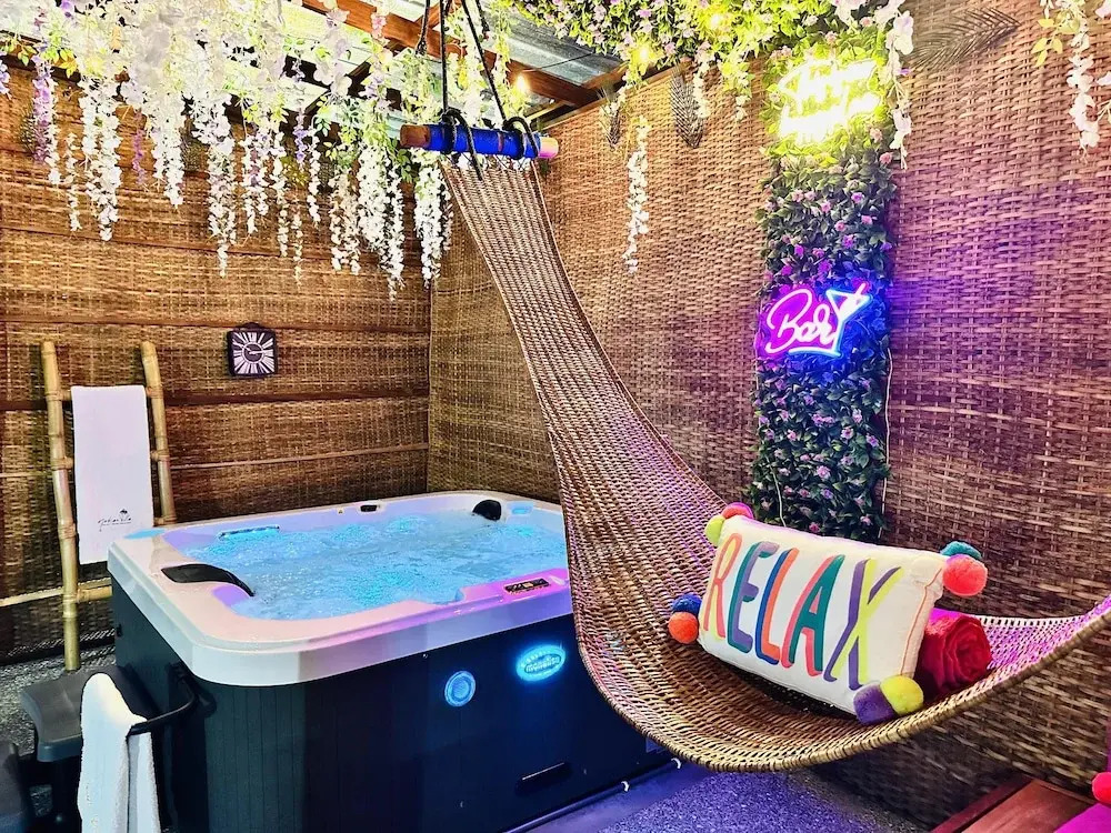 Luxury Escape w Infinity Pool & Hot Tub Bar