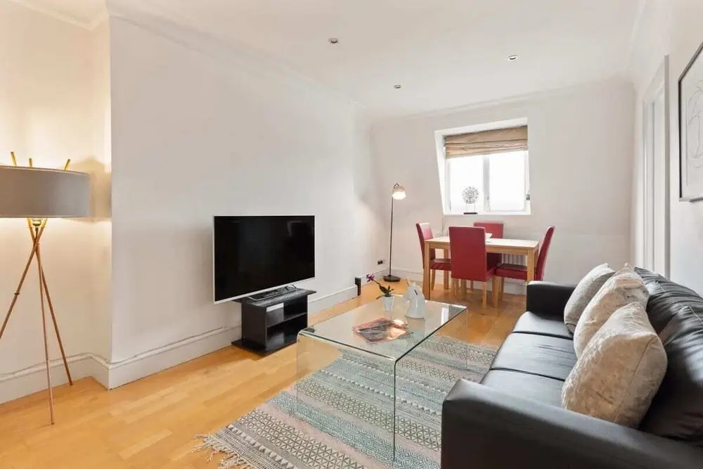 Cosy 4 Sleeper w Stunning Loft Room in Kensington, London