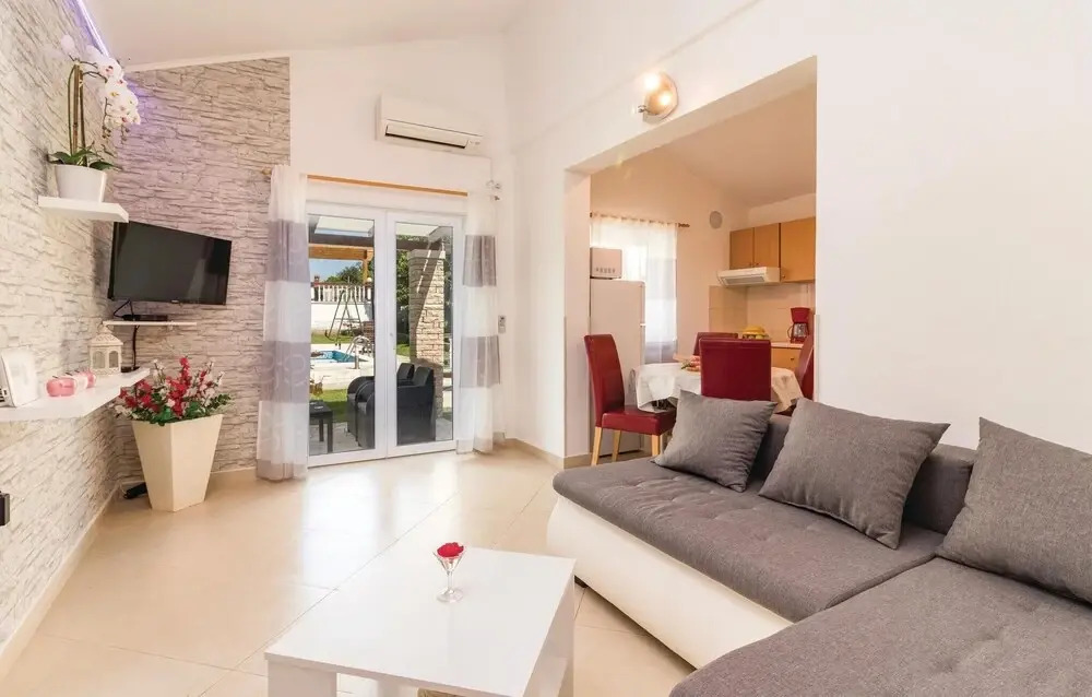 Beautiful Home in Pula With Wifi and 2 Bedrooms