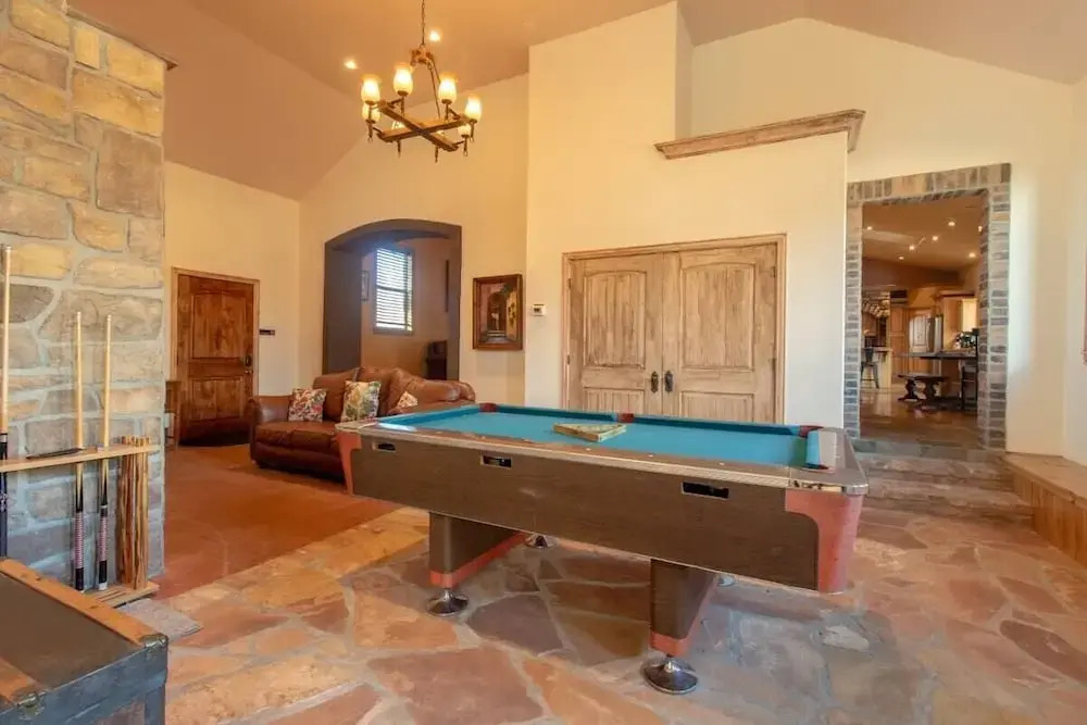 14 Guests 5BR 2BA Game room and Living