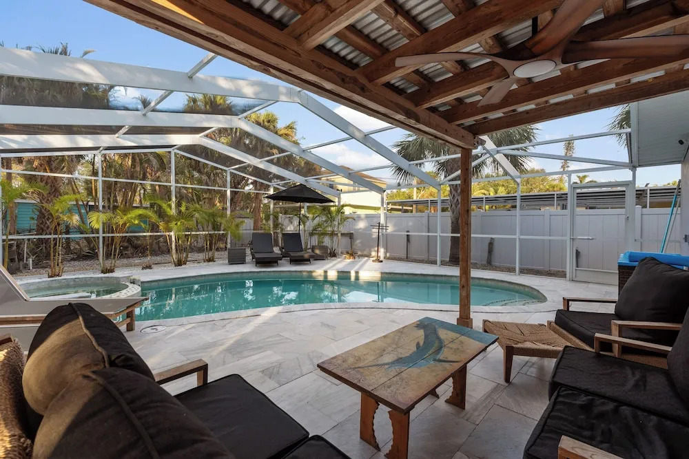 Siesta Key Oasis w/ Outdoor Pool + Screened Lanai!