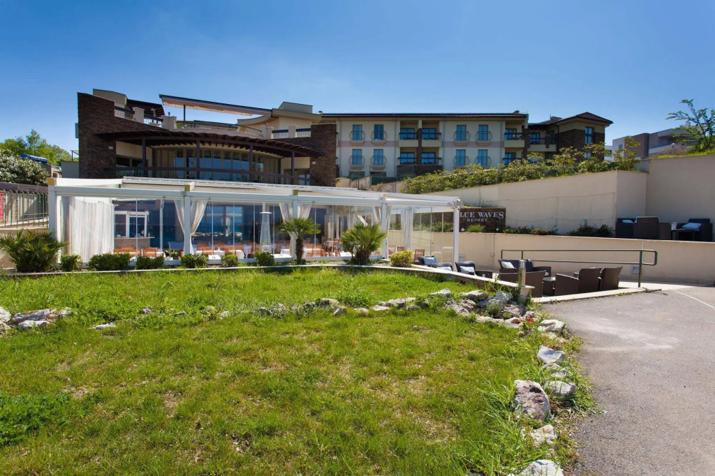 Blue Waves Resort