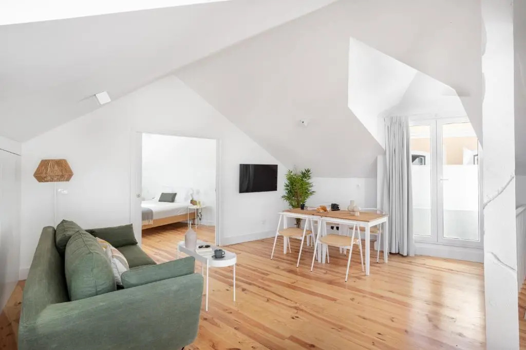 Spacious 6Bedroom House w/ Sunny Terrace in Lisbon