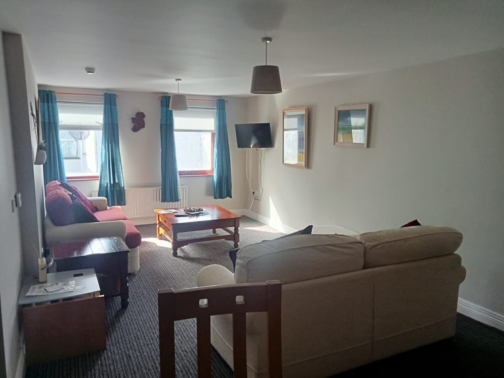 Central 2-bed Apt, Sleeps 5 Above Great Derry Pub