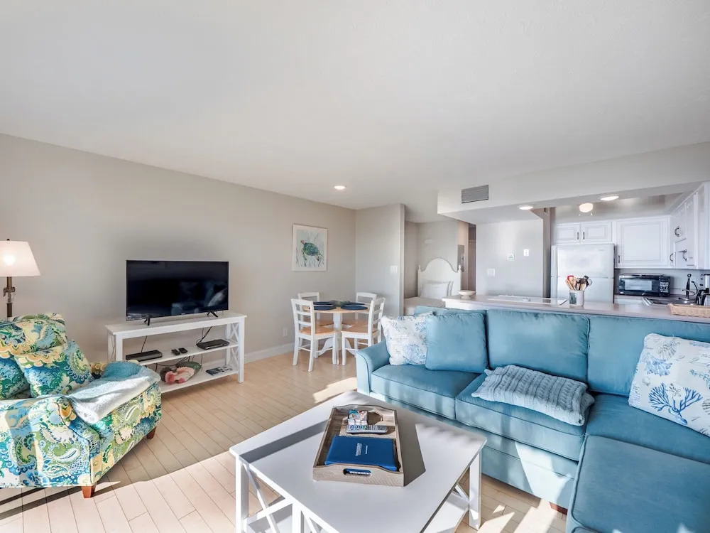 Oceanfront Condo with pool - Walk to the Tiki Bar