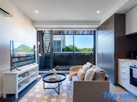 Modern 1BR Apartment with Smart TV and Views