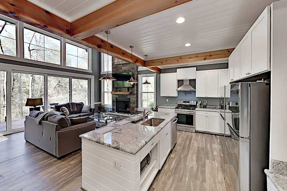 Lavish W/ Hot Tub - Near Asheville, Skiing 3 Bedroom Home