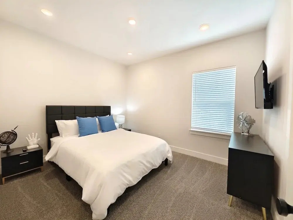 Northside Retreat Chic 3 Bdr, Pet Friendly!