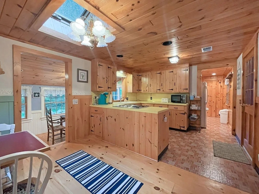Dewey Cottage - Y854 Adorable Cottage Close To Long Sands Beach And Short Sands 4 Bedroom Home by RedAwning