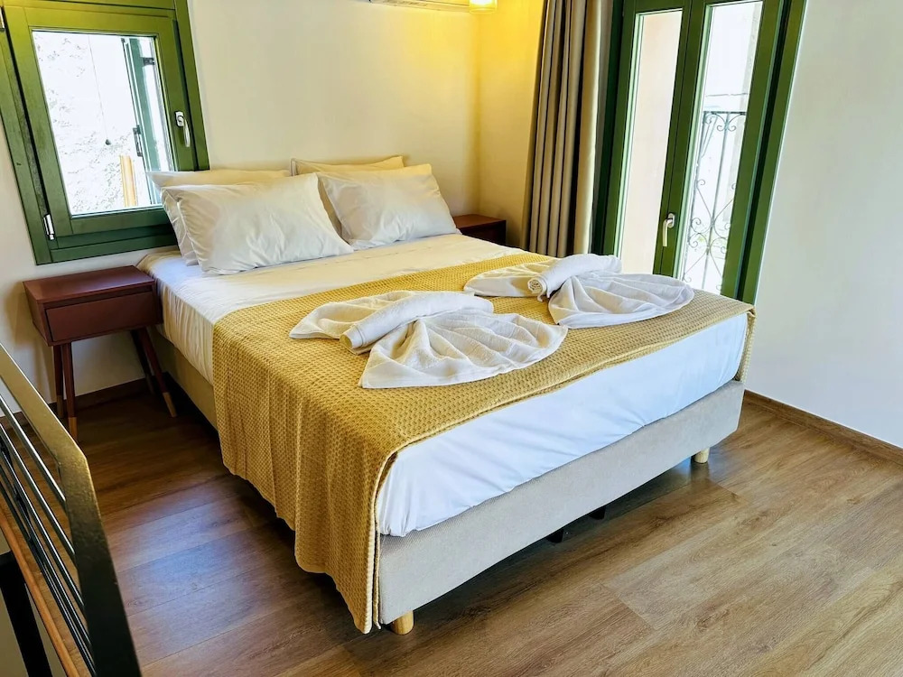 Roussos Place - Next To Splantzia Square - 2bd 2ba