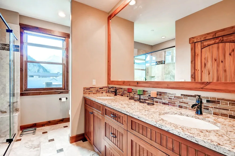 Sleek 3br, 3ba W/hot Tub, 3 Patios, Mountain Views 3 Bedroom Condo