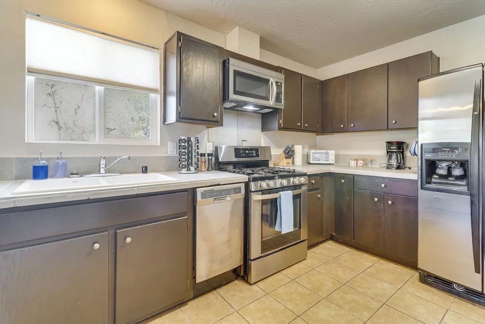2 Mi to Old Town Abq! Cozy Desert Retreat