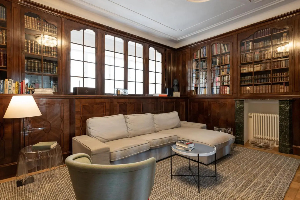 2200SQFT Luxury Apartment in City Center