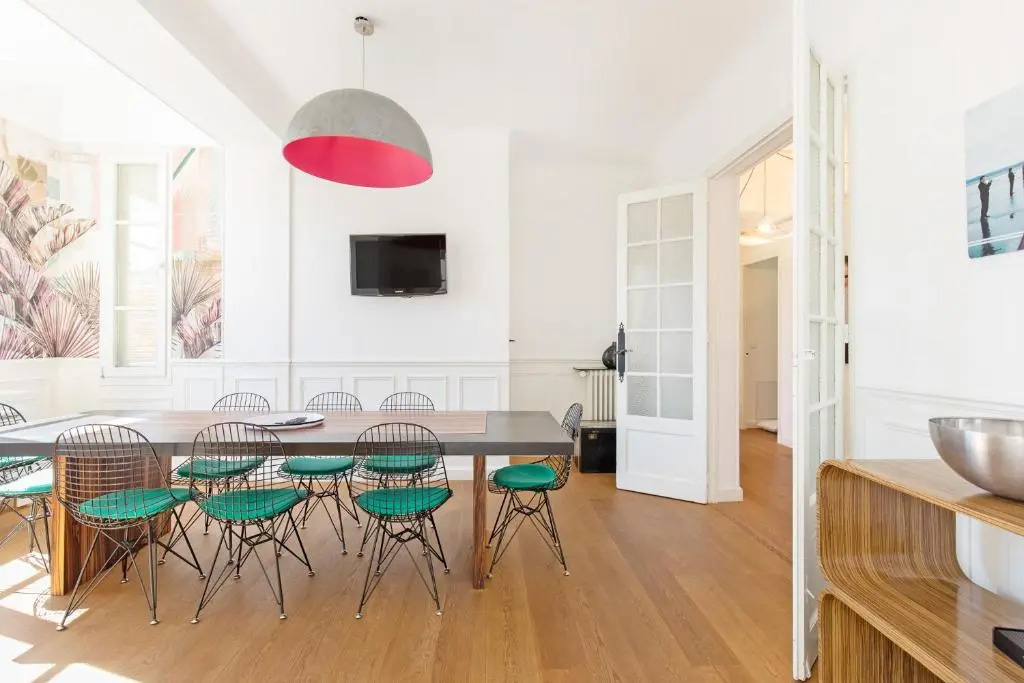 Palais Area: Modern 4 Bedrooms/ 4 Baths