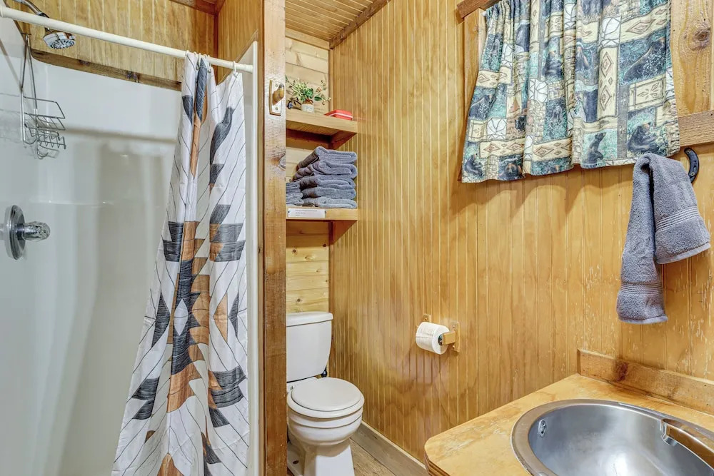 'cedar Falls Cabin 5': 1/2 Mile to Turner Falls
