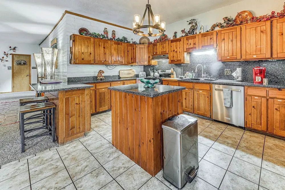 Spacious Alto House on 8 Private Acres w/ Hot Tub!