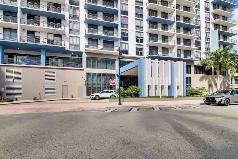 Steps to Dtwn Doral Park: Modern Group Retreat
