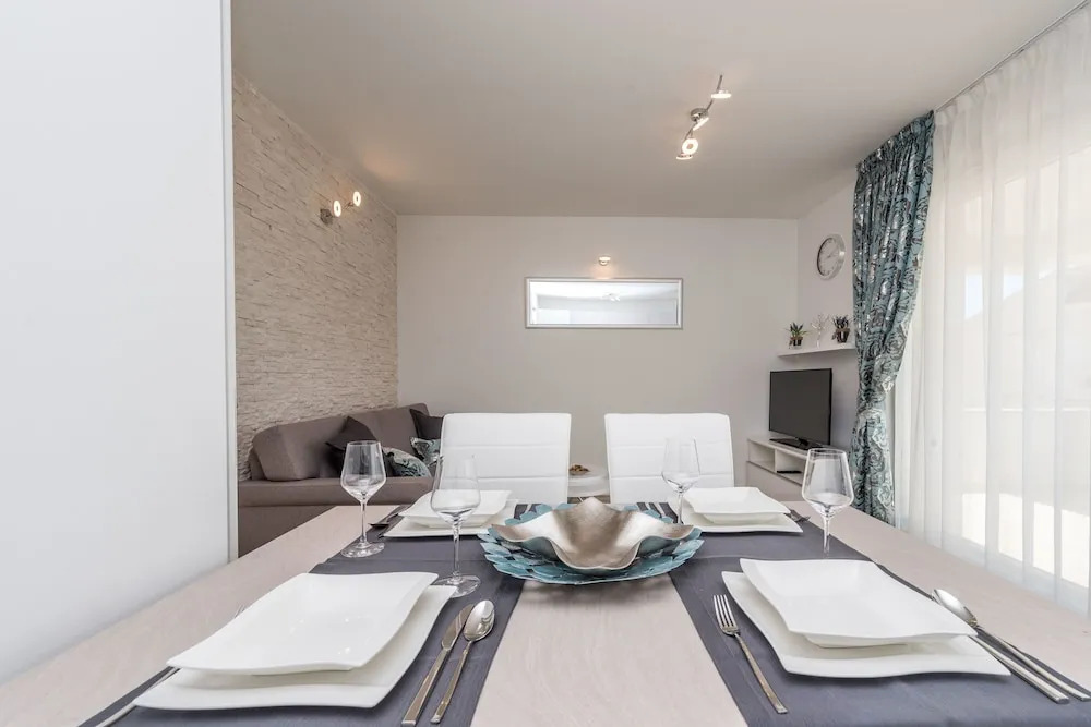 Apartments with pool Villa Zora