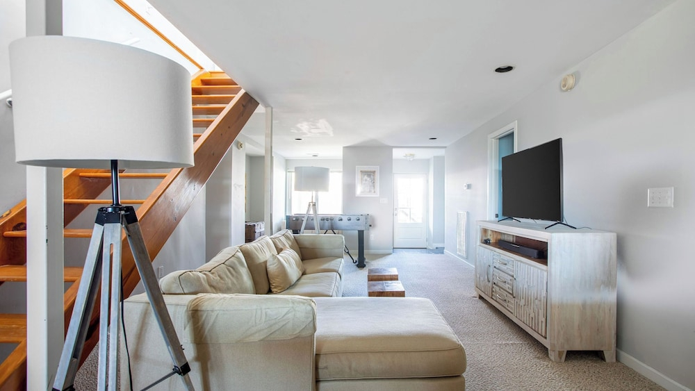 Lighthouse by Avantstay Beachfront View Home w/ Pool Table & Ping Pong